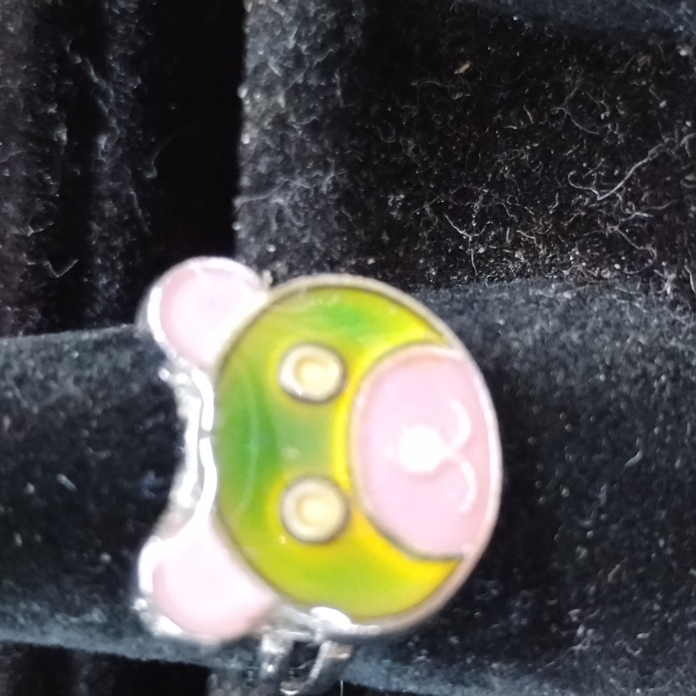 Kids ring it does change colors